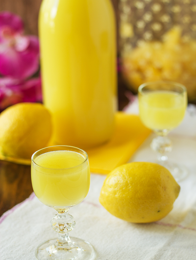 Лимончелло с соком. Лимончелло. Лимончелло ликер. Сливочная Лимончелло. Лимоны для Лимончелло сорт.